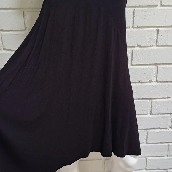 Alya Black W/ Floral Flowy Short Sleeve Dress. Size Medium - Picture 4 of 8